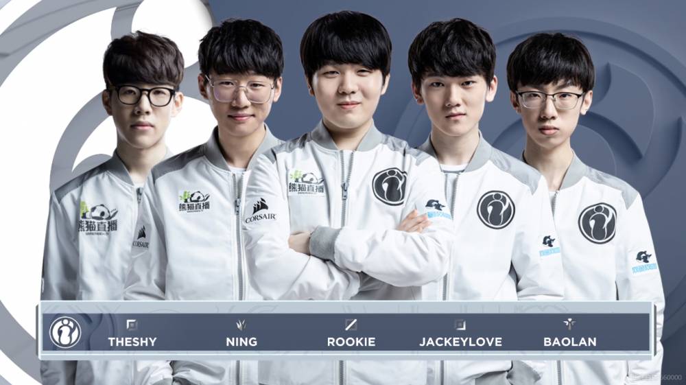 马龙樊振东王楚钦同框！“12个表情包难掩激动​”中国青年报.